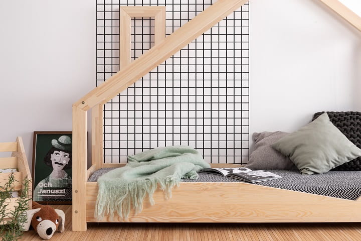 Drewniane łóżko domek dla dzieci z kominem - skrzynia LA 3