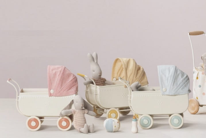 Maileg Wózek z budką pram coral 4