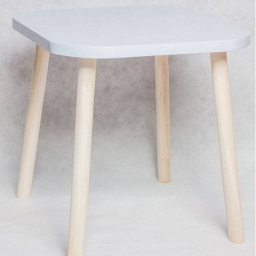 Drewniany stolik dziecięcy