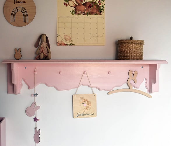 Półka podłużna cottage z wieszaczkami dla dziecka