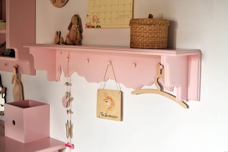 Półka podłużna cottage z wieszaczkami dla dziecka  3