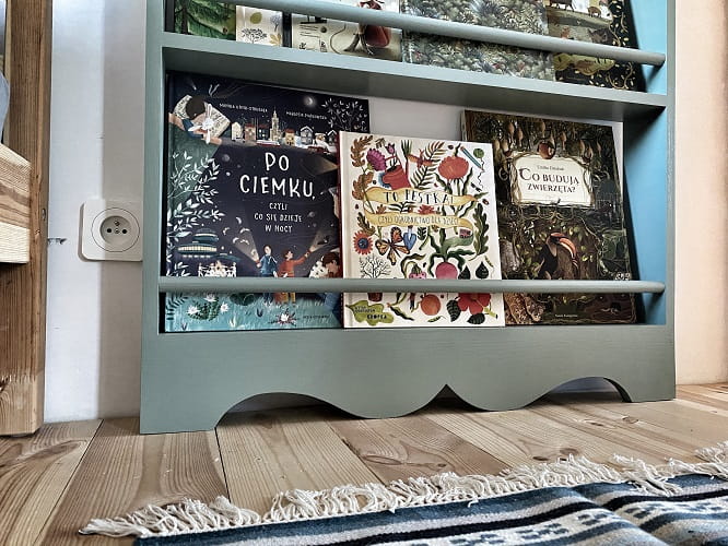 Półka biblioteczka stojąca z rustykalnym dekorem 10