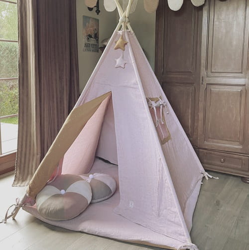 Namiot tipi dla dzieci z matą podłogową z różowego muślinu w złote kropki