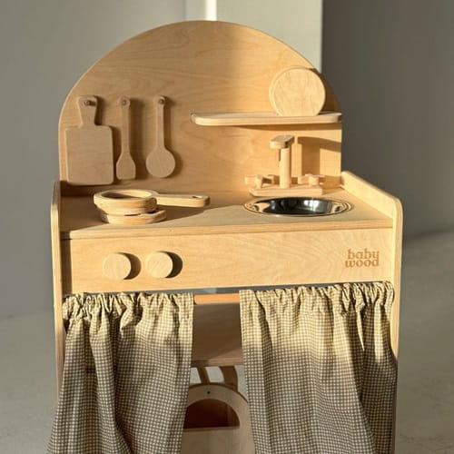 Drewniana kuchnia dla dzieci z akcesoriami