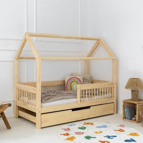 Drewniane łóżko domek dla dzieci z barierką szczebelki 1