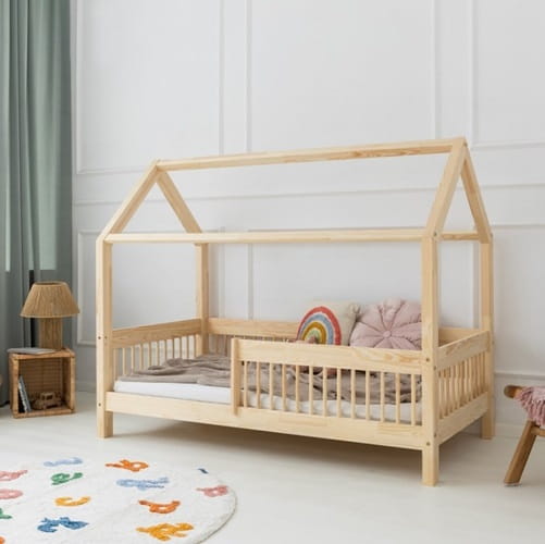 Drewniane łóżko domek dla dzieci z barierką szczebelki