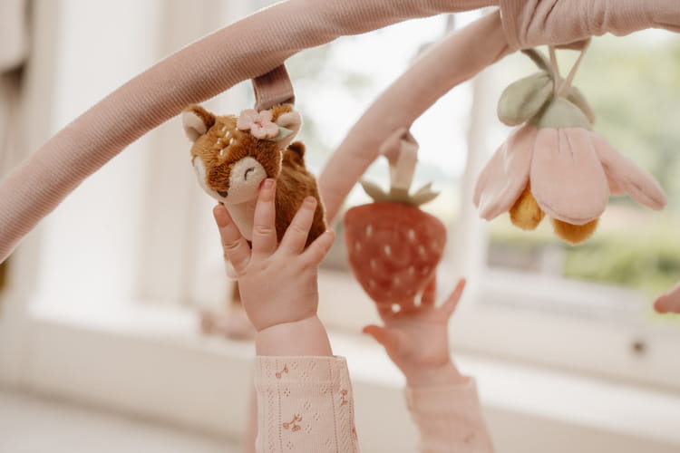 Mata aktywizująca z pałąkiem różowa Fairy Garden Little Dutch 3