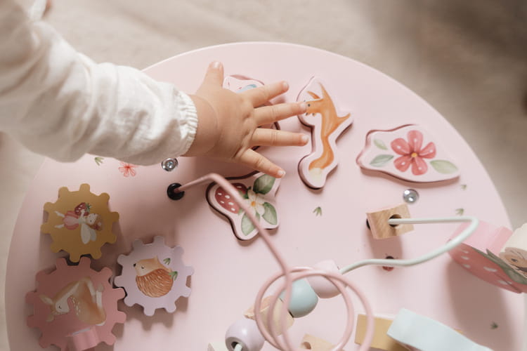 Stolik edukacyjny różowy Fairy Garden dla dziewczynki na roczek Little Dutch 7