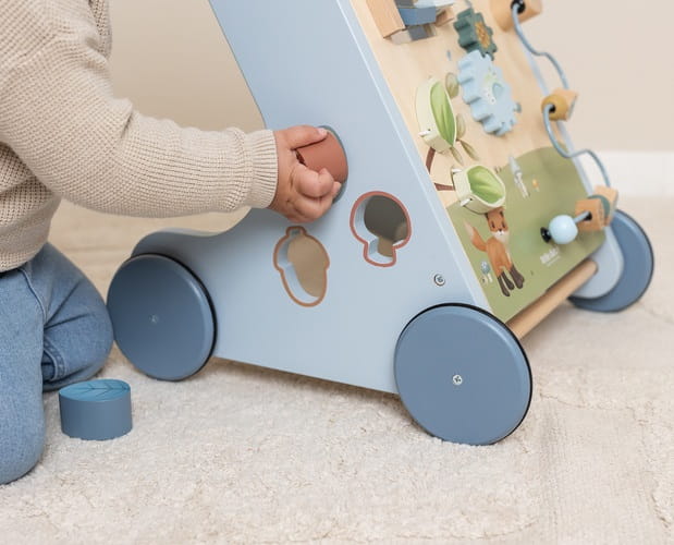 Drewniany chodzik pchacz niebieski Forest Friends roczek chłopca Little Dutch 6