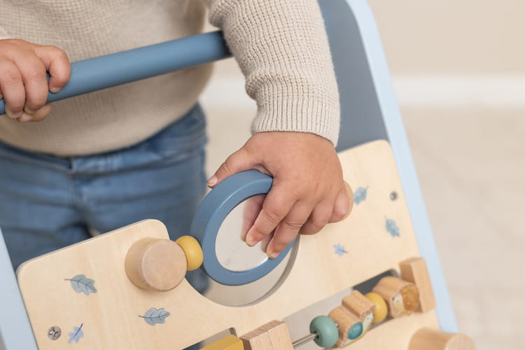 Drewniany chodzik pchacz niebieski Forest Friends roczek chłopca Little Dutch 4