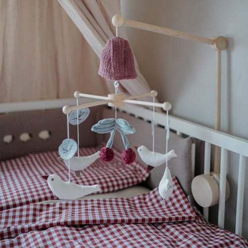 Ptaszki Cherry Birds – karuzela do łóżeczka z obrotową pozytywką Muzpony