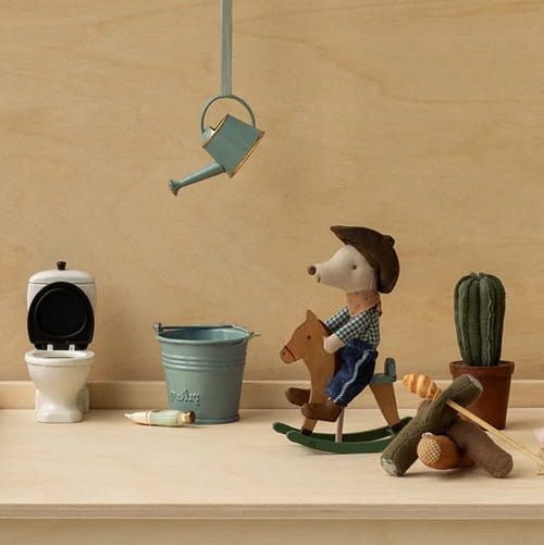 Maileg Myszka kowboj Młodszy Brat na koniku bujanym 2025 1