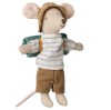 Maileg Myszka wędrowna Starszy Brat podróżnik ze śpiworkiem i kapeluszem