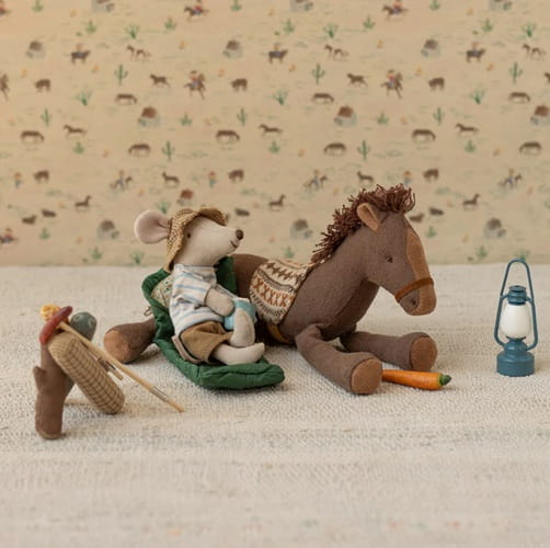 Maileg Myszka wędrowna Starszy Brat podróżnik ze śpiworkiem i kapeluszem  3