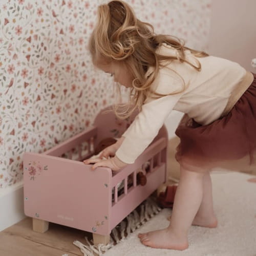 Drewniane łóżeczko dla lalek z pościelą Little Dutch 6