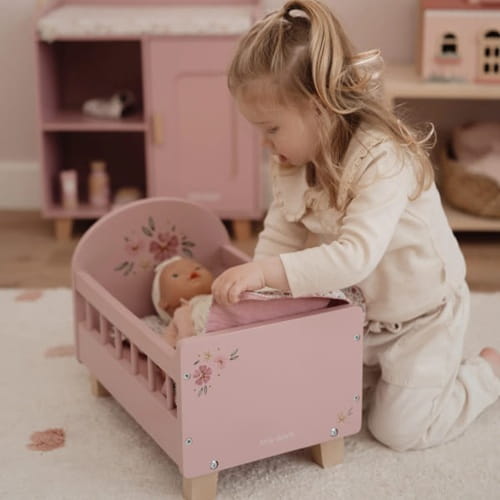 Drewniane łóżeczko dla lalek z pościelą Little Dutch 7