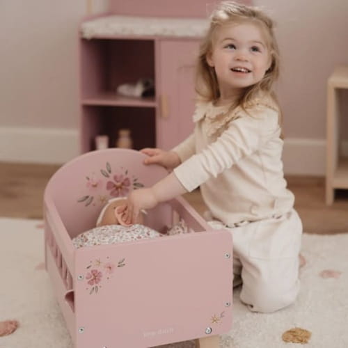 Drewniane łóżeczko dla lalek z pościelą Little Dutch 8