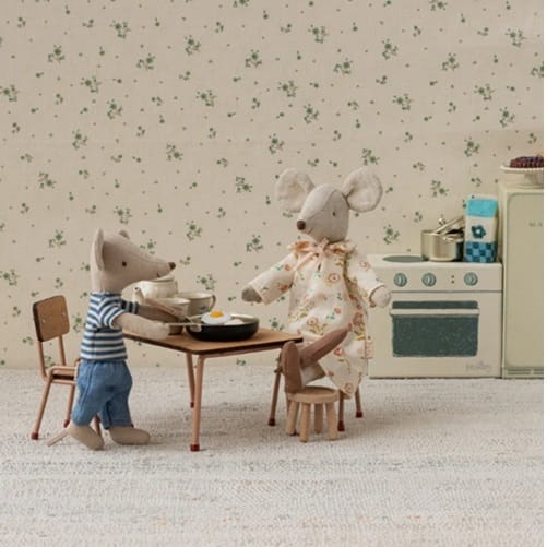 Maileg stół i 2 krzesła drewniane dla myszek 1