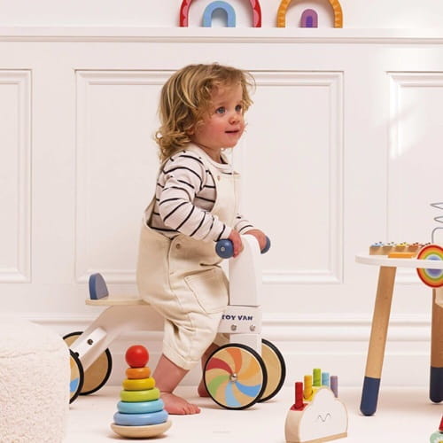 Tęczowy pierwszy jeździk na roczek dla dzieci Le Toy Van  6