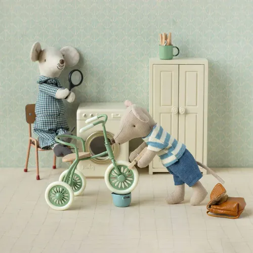 Maileg-SS26-Big-Brother-Tricycle-Mouse-With-Bag-Brown-17-6206-00-1.webp