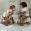 Jeździk Lew Safari Friends drewniany Little Dutch 2