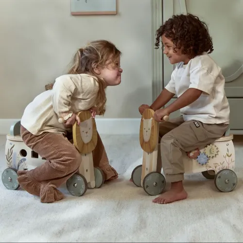Jeździk Lew Safari Friends drewniany Little Dutch 2