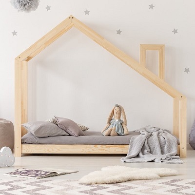 Drewniane łóżko domek dla dzieci z kominem