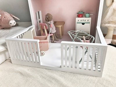 Bambooko duży drewniany domek dla lalek z tarasem 3